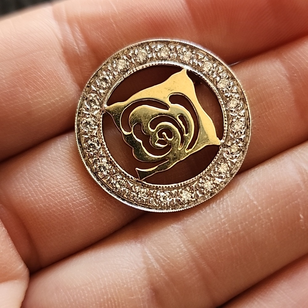Gold Rose Circle Brooch for Women - Elegant Floral Jewelry - Picture 2 of 6